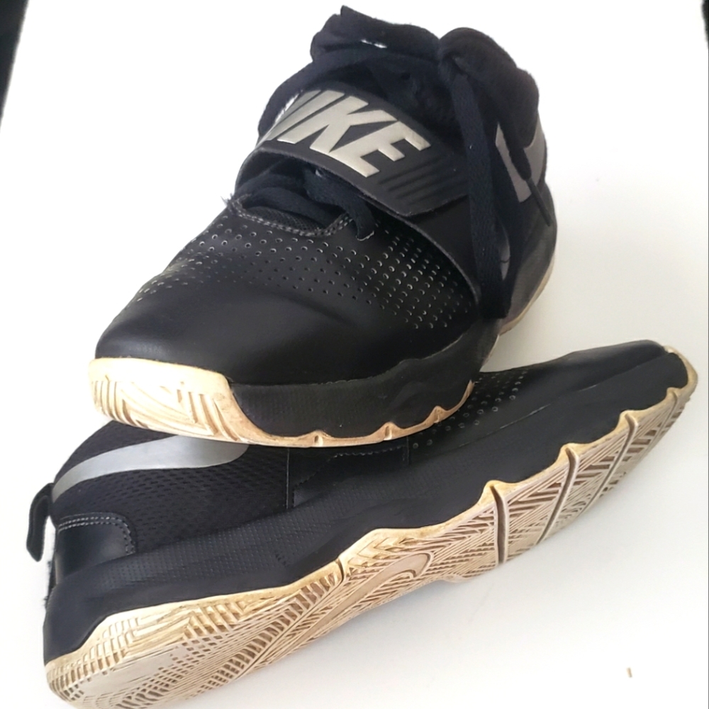 Mens Nike Team Hustle size 7 black